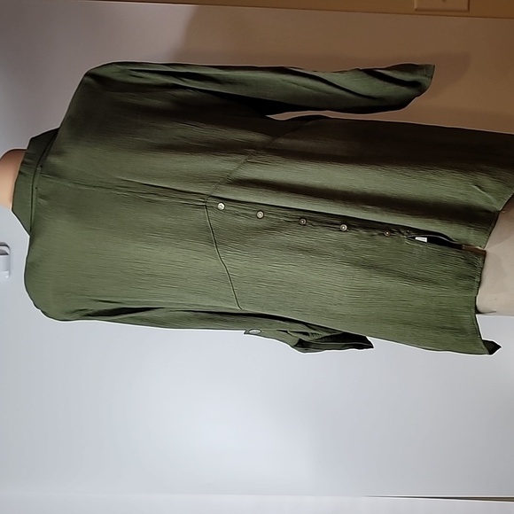 ND New Directions Green Button-up - Roll-tab sleeves V-neck -Back button design - Picture 13 of 15